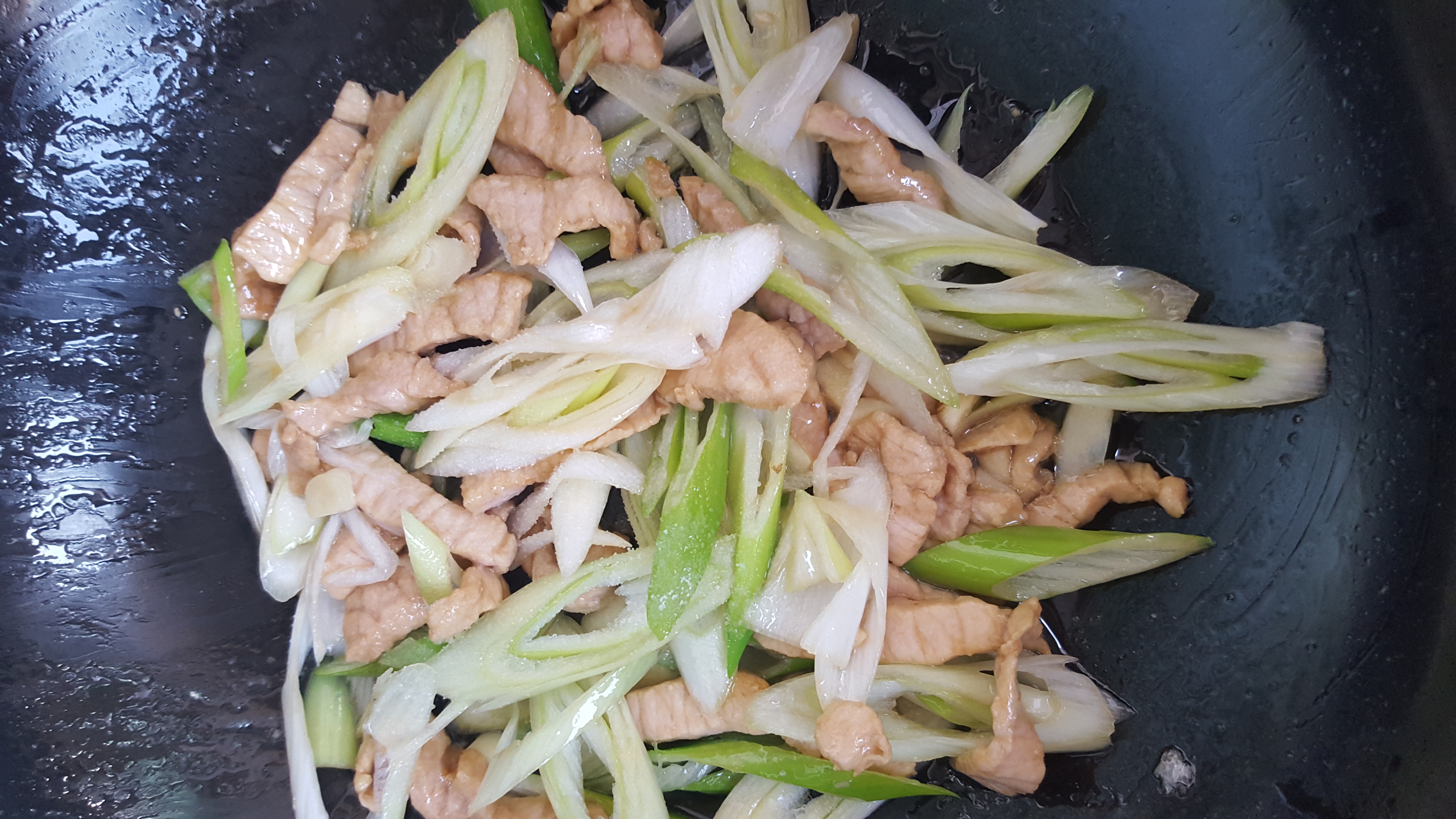 瘦肉炒大葱,最简单的家常小炒,好吃又好做