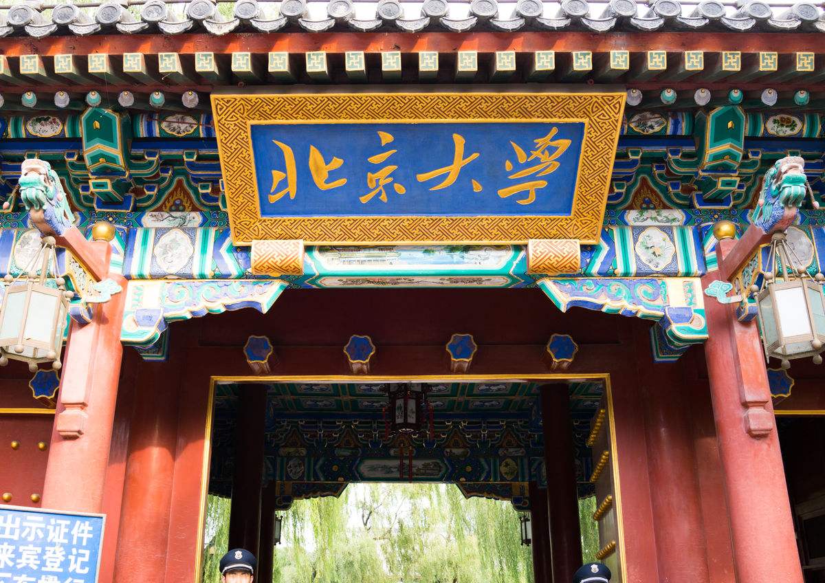 坦诚自信,回答问题有条不紊