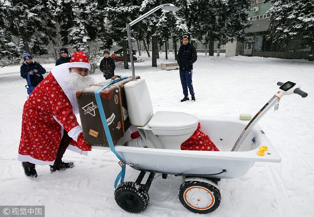俄罗斯"冰霜老人"乘"浴缸车"出行 还用马桶当车座
