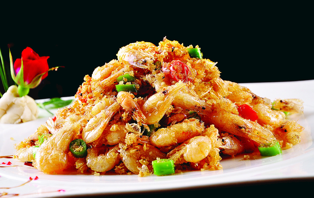 小河虾别再用清水煮着吃了,试试这种做法,外酥里嫩特好吃!