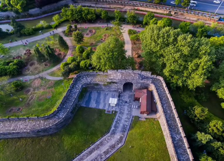神策门是南京明城墙十三座内城门之一,又称和平门,位于江苏省南京市