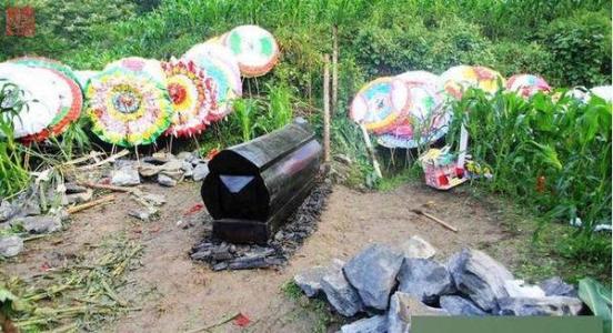 时候人会陷入假死的状态,而为了及时鉴别,就衍生出了两种方法 :1,停尸