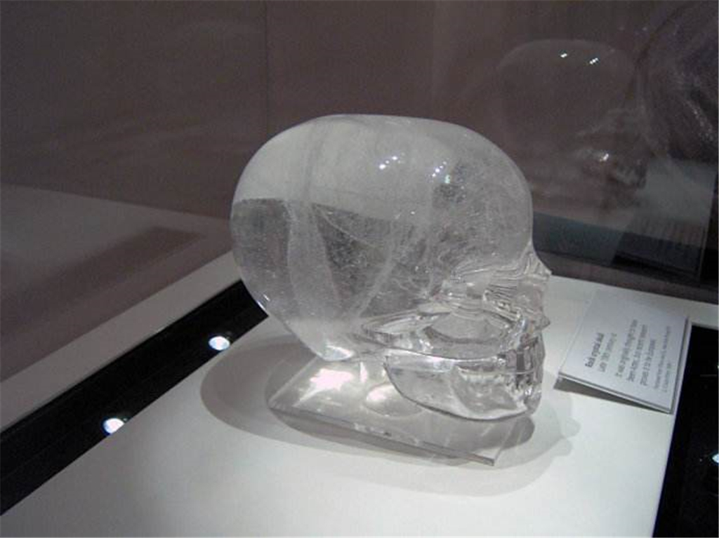 古代玛雅人将水晶头骨,放在最高的祭坛,迷信会说话的水晶头骨