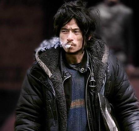 流浪汉因站姿霸气走红,像金庸小说里的世外高人,更像穿越者!