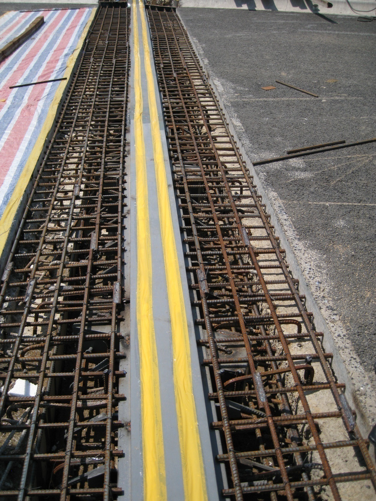 结构除支座连接外,不能有任何接触,因此应确保垂直空隙的存在和有效性