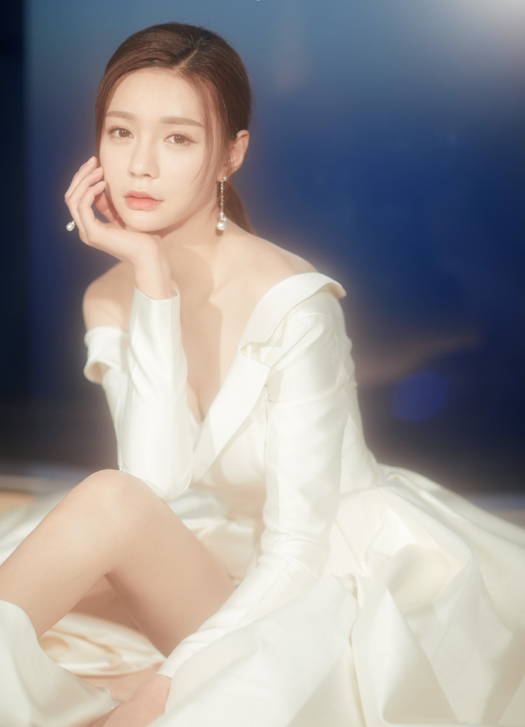 沈梦辰厉害了,露肩打底配上长筒靴减龄又时尚,尽显女人味