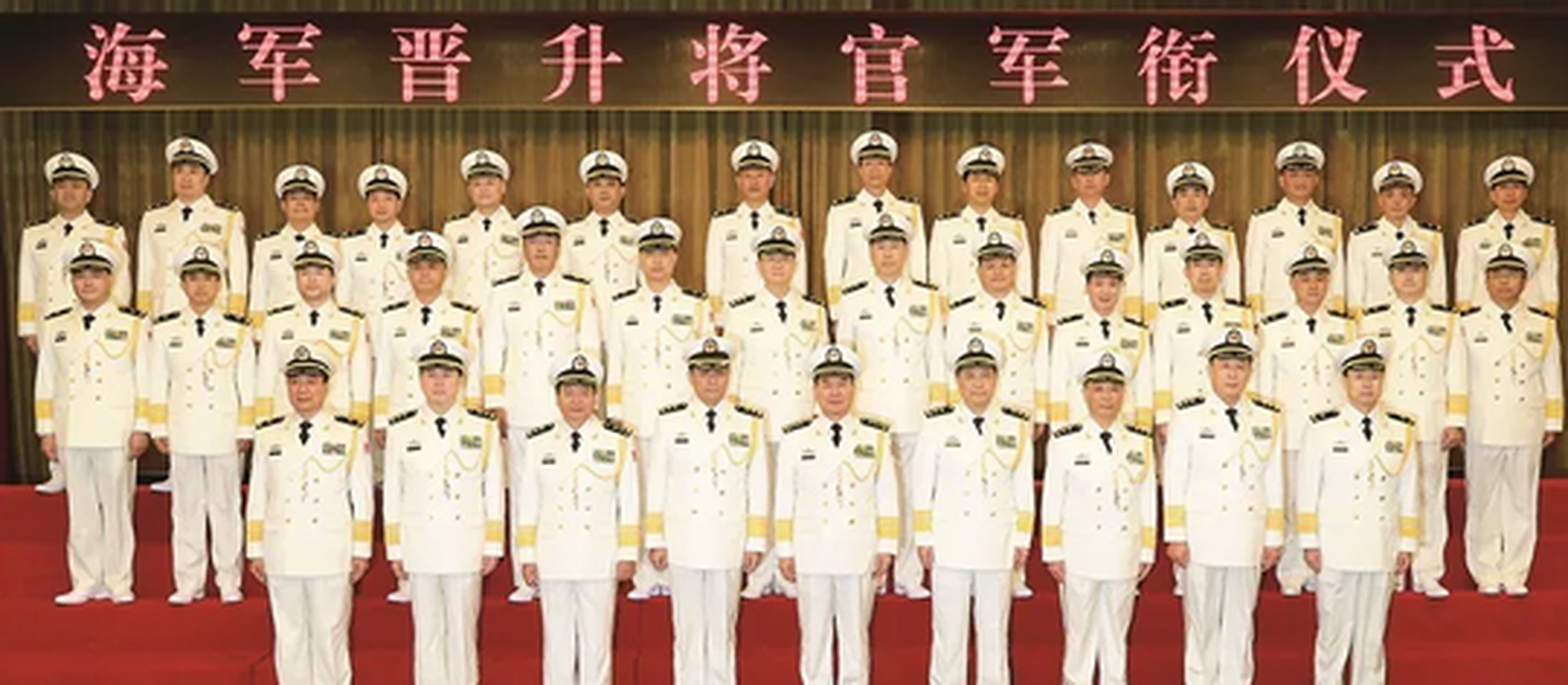 【我军驾驶歼15着舰第一人戴明盟晋升少将军衔】 戴明盟出生于1971年8