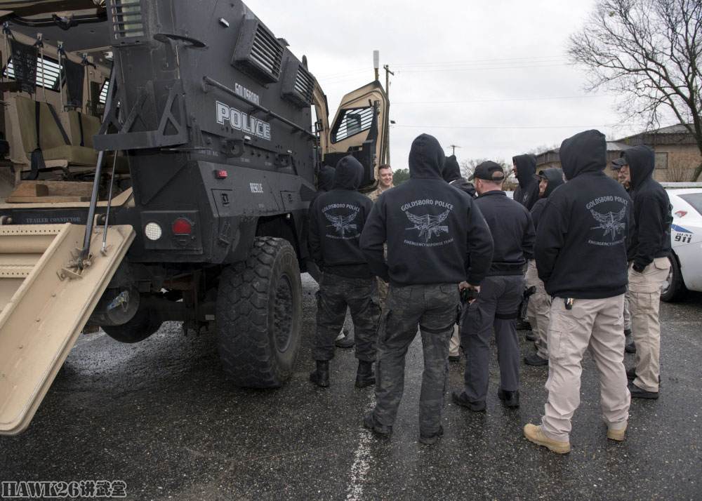 美国特警装备m1224防地雷反伏击车 重型装甲车打击犯罪引发质疑