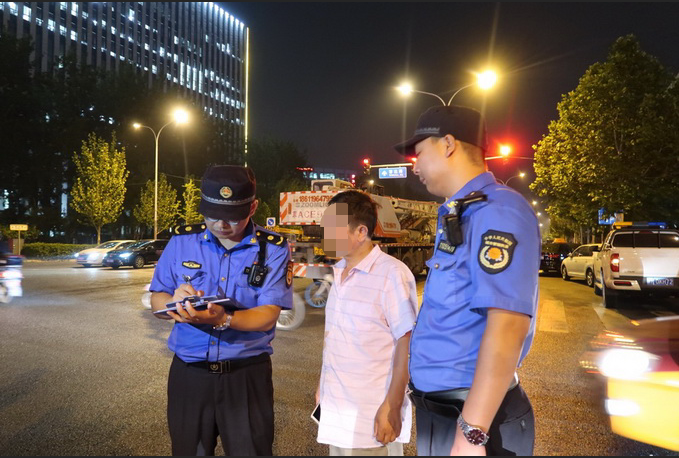 經市民舉報,北京城管開展夜查,司機一問三不知,車上運的卻是這