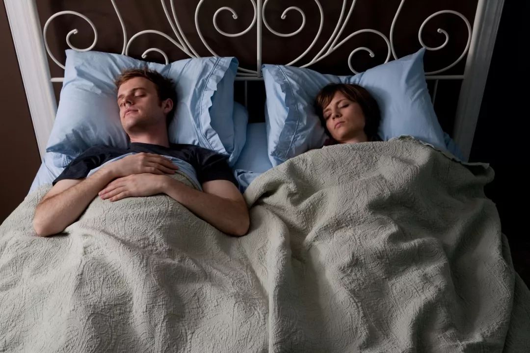 在睡觉的时候会抖腿吗,会被抖醒吗,是什么原因抖腿呢