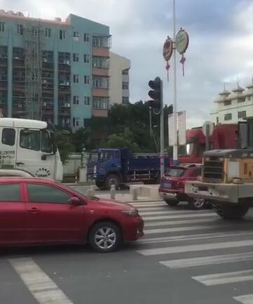 潮州凤塘路段发生一宗交通事故,货车与摩托车碰撞致一人死亡