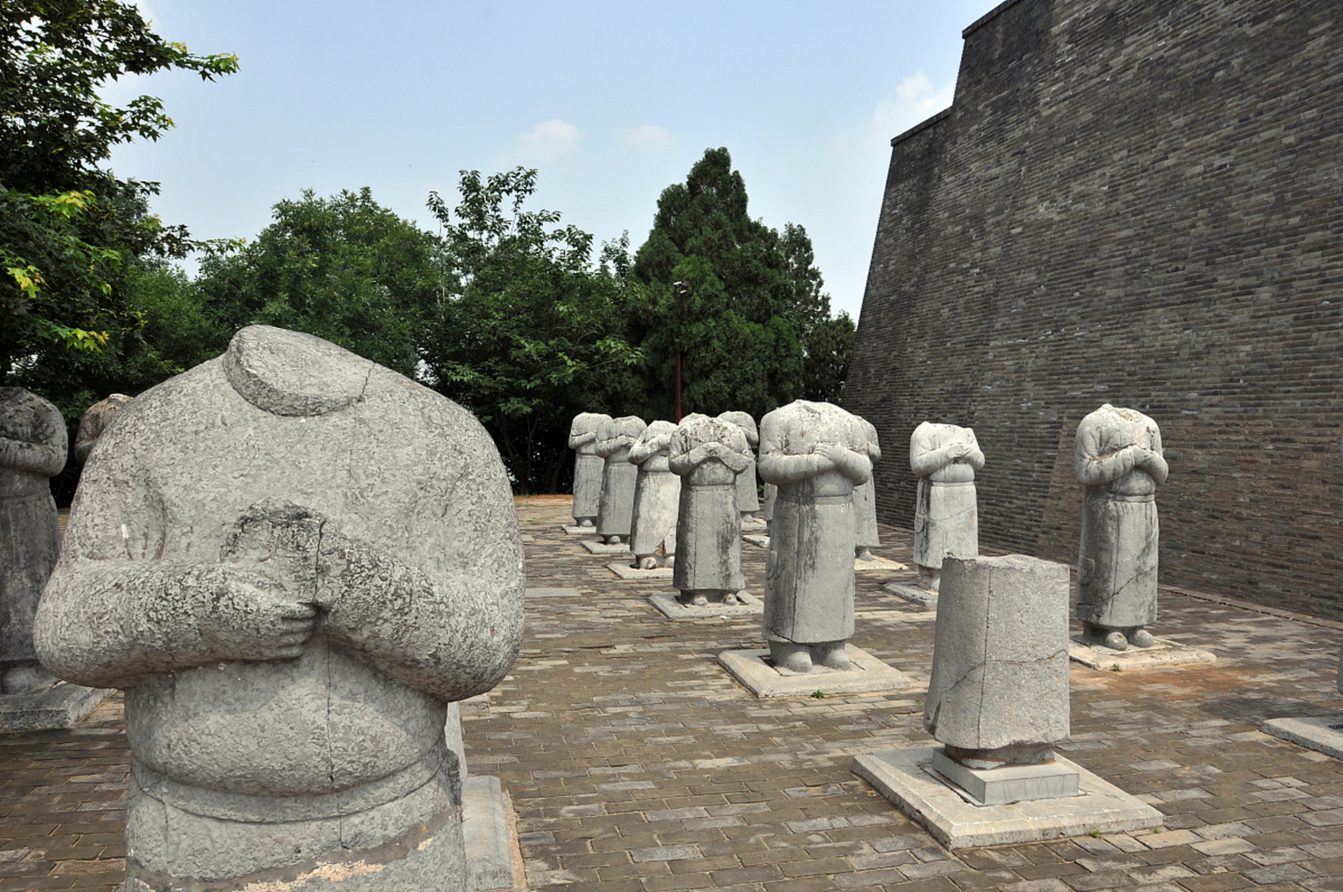 明十三陵是明朝13位皇帝的陵墓所在地,长陵和定陵是其中最为著名的两