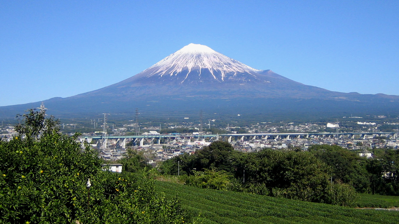 富士山不但名列日本 百名山,同时也是日本 三名山之一.