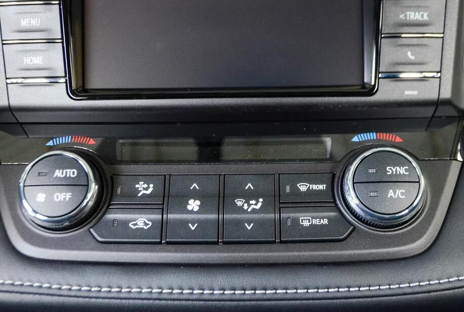 老式的旋钮调节空调模式,配合按钮调节,根据需要调节,各种功能一看就