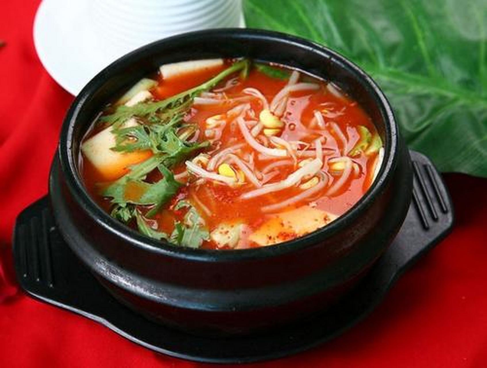 朝鲜族大酱汤,是朝鲜族特色汤菜之一,酱香浓郁 , 口味鲜辣 , 为佐酒