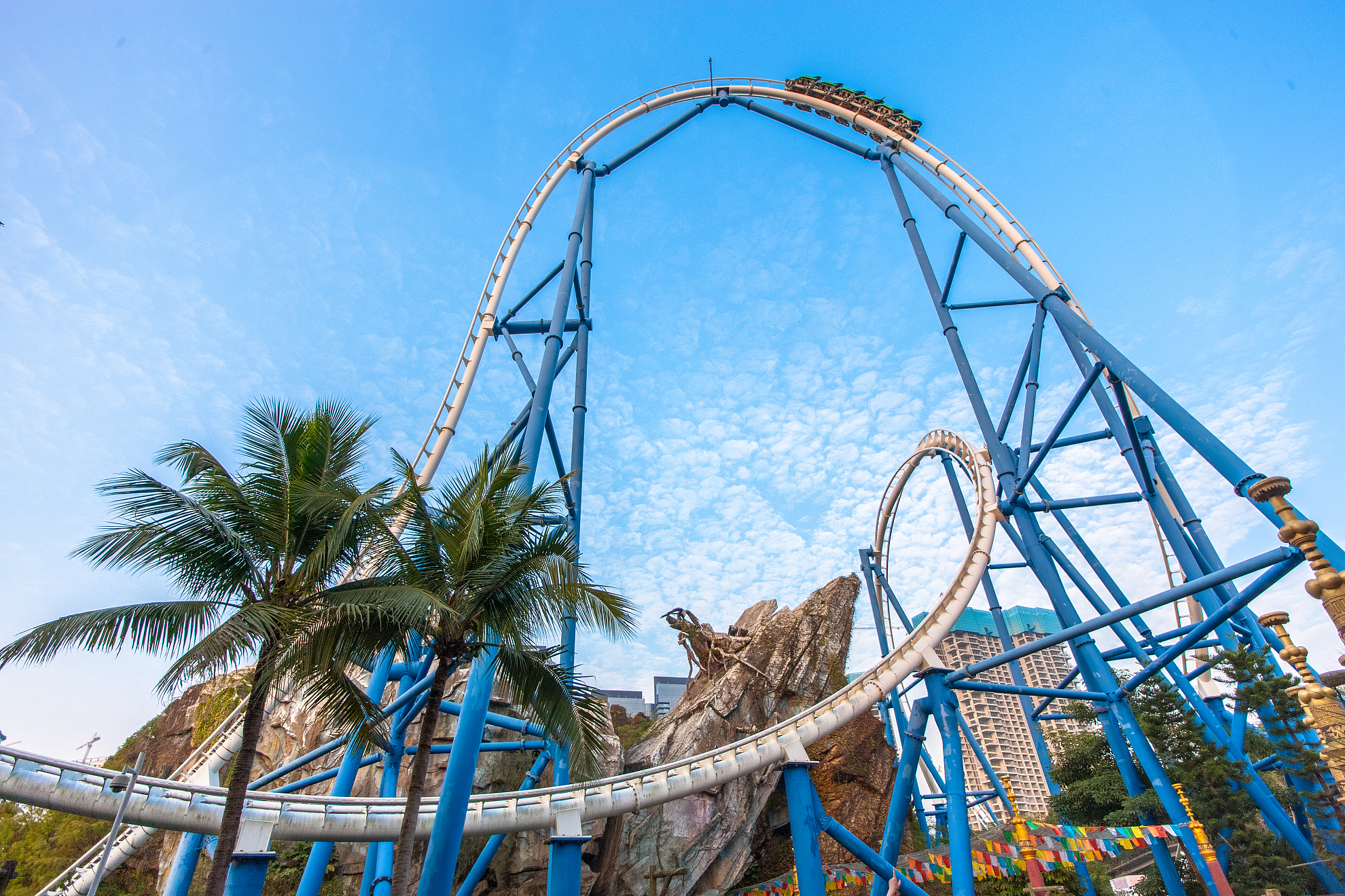 深圳欢乐谷是华侨城集团新一代大型主题乐园,占地面积35万平方米,是