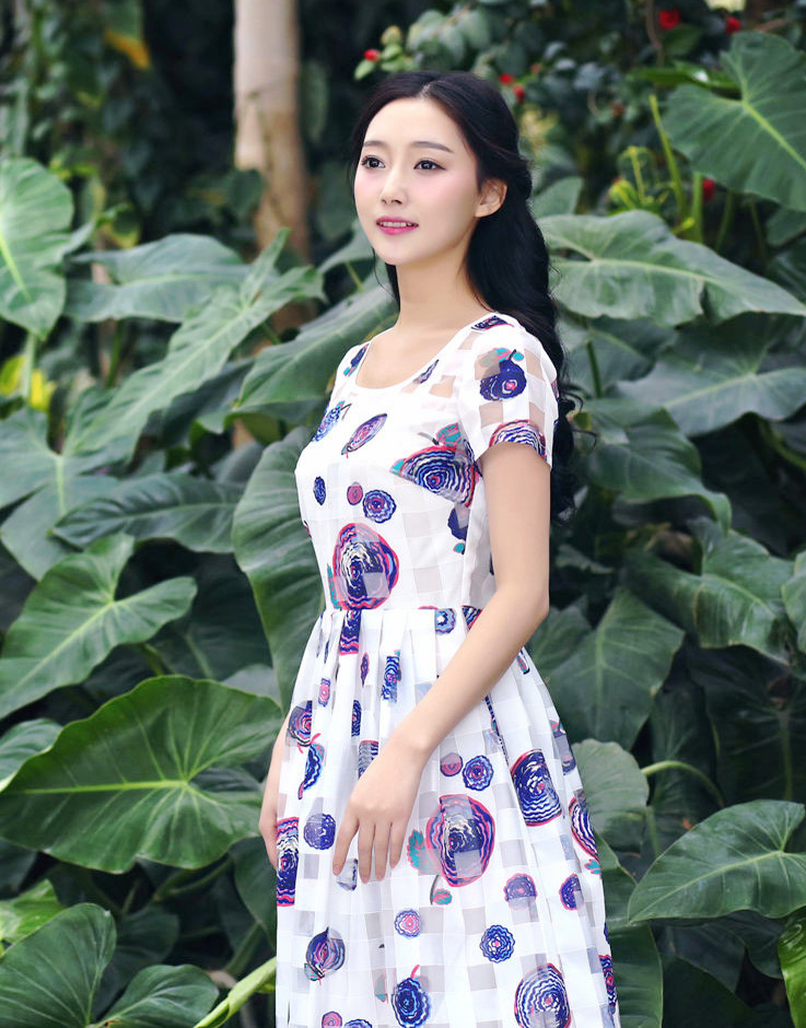 镜头下的稳重靓丽优雅裙装美女