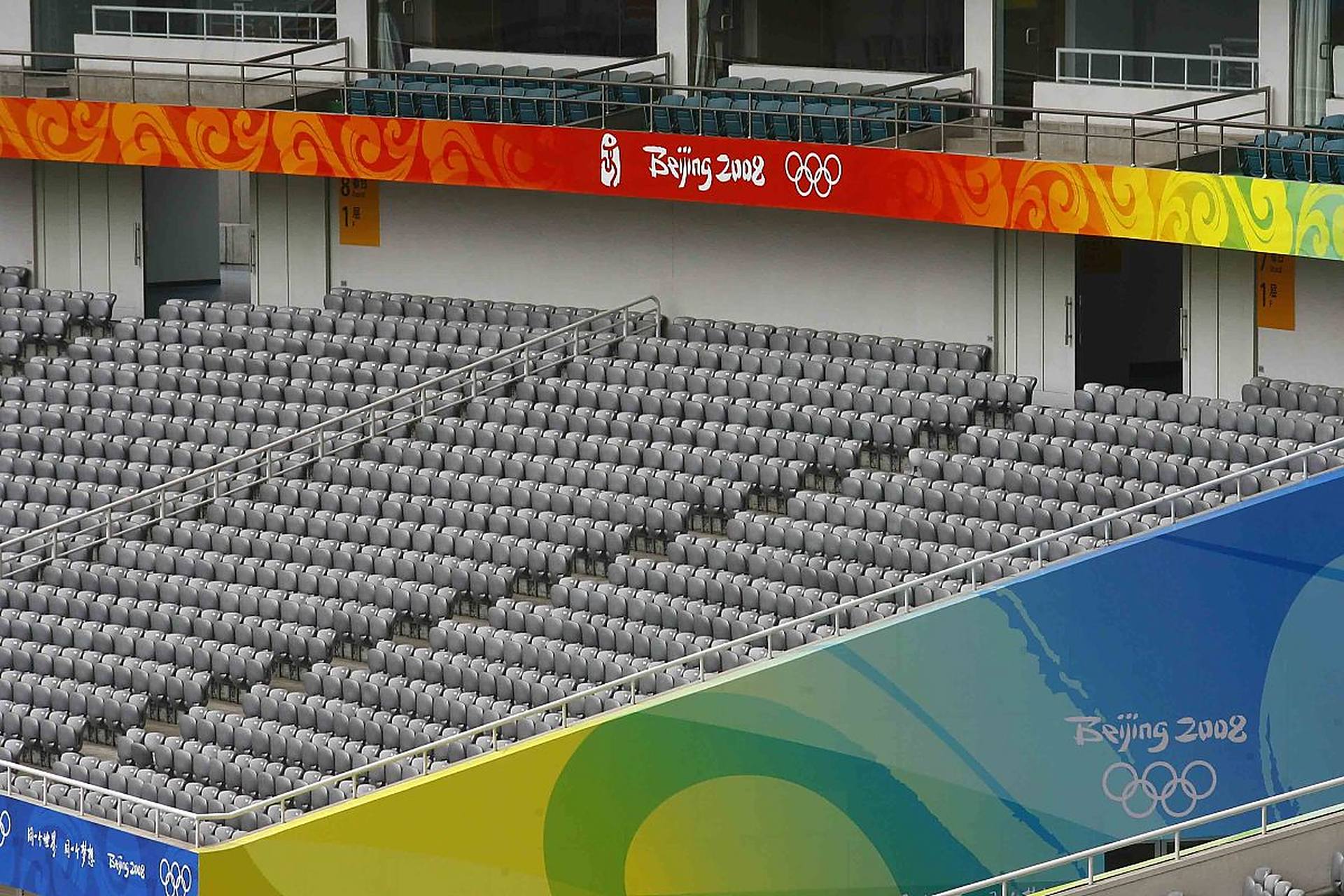 上海八万人体育场名字的由来: 体育场在第八届全运会首次投入使用时