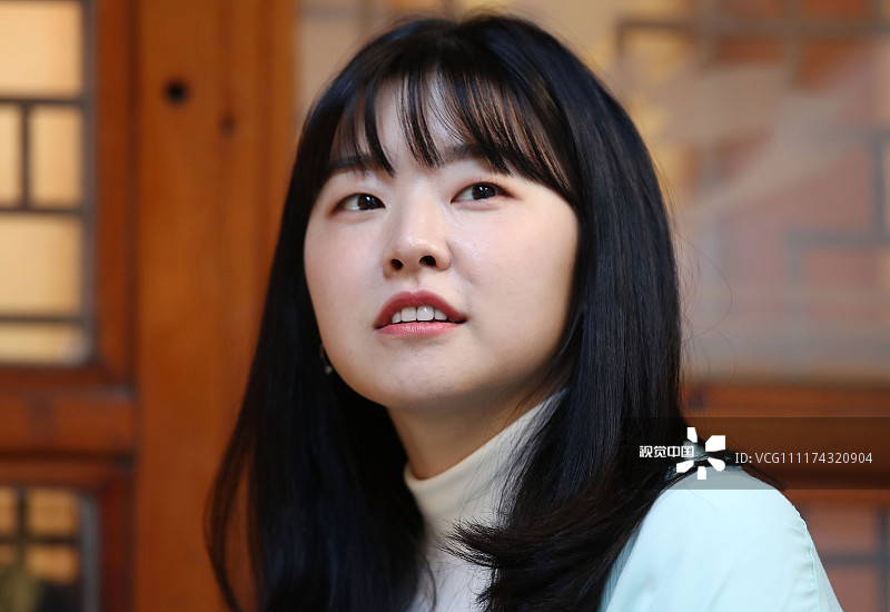 2018年10月31日,韩国,李敏智接受采访并拍摄时尚写真.