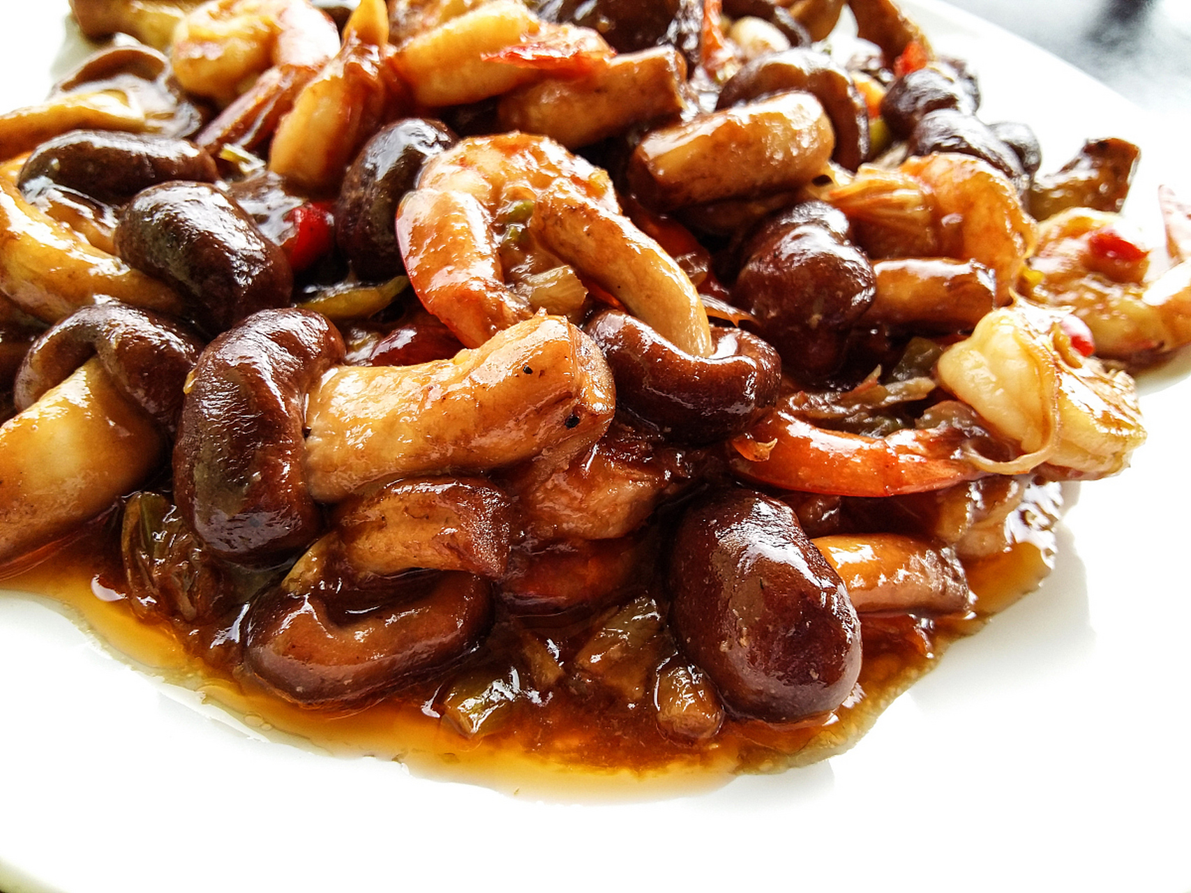 爆炒墨鱼是一道家常美食,将墨鱼和蔬菜炒在一起,口感鲜嫩,香辣可口.