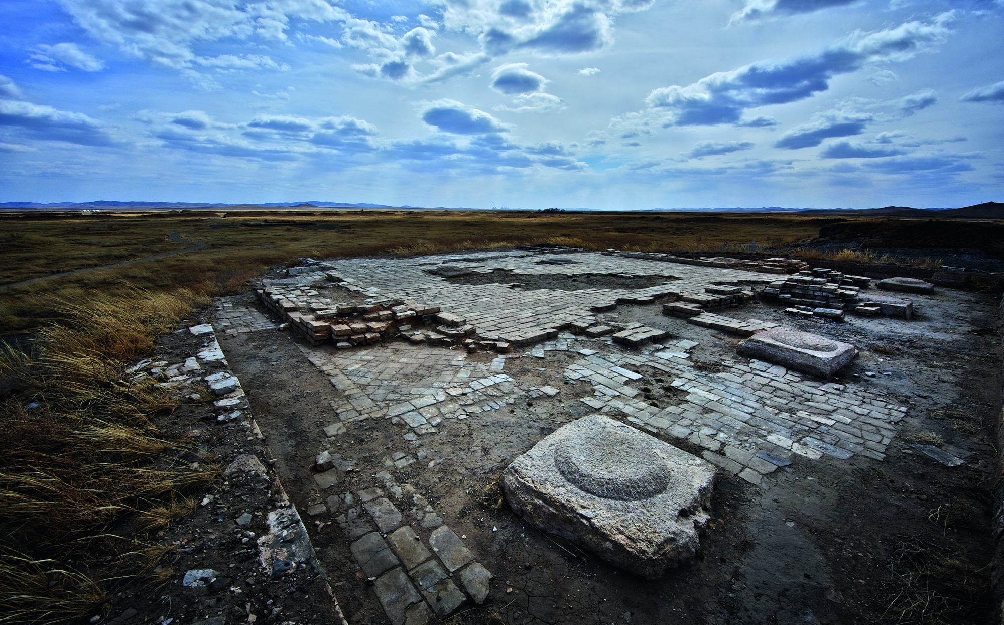 元上都遗址由包括宫城,皇城,外城在内的城址以及城垣外的关厢和城市