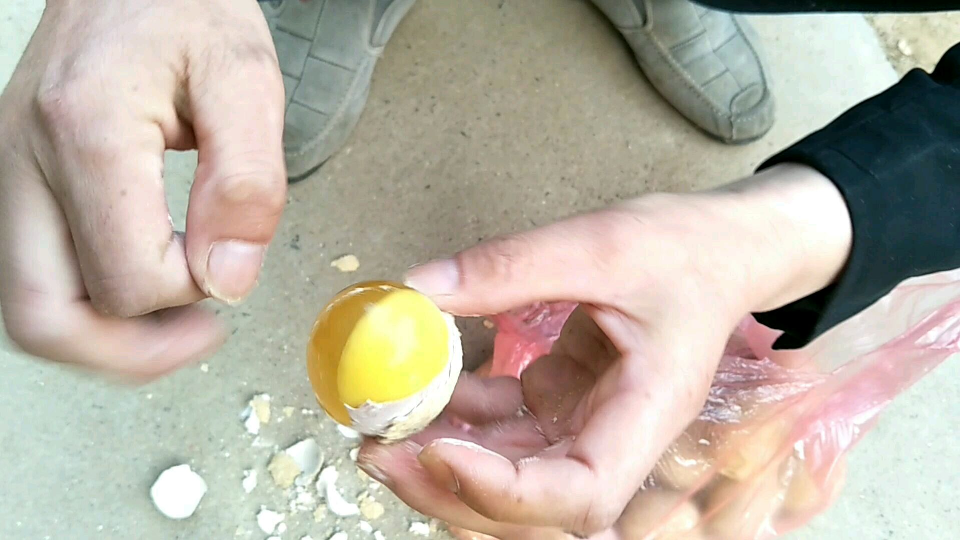 老家的鸡蛋制品:变蛋,溏心的最好吃,儿童少吃为宜