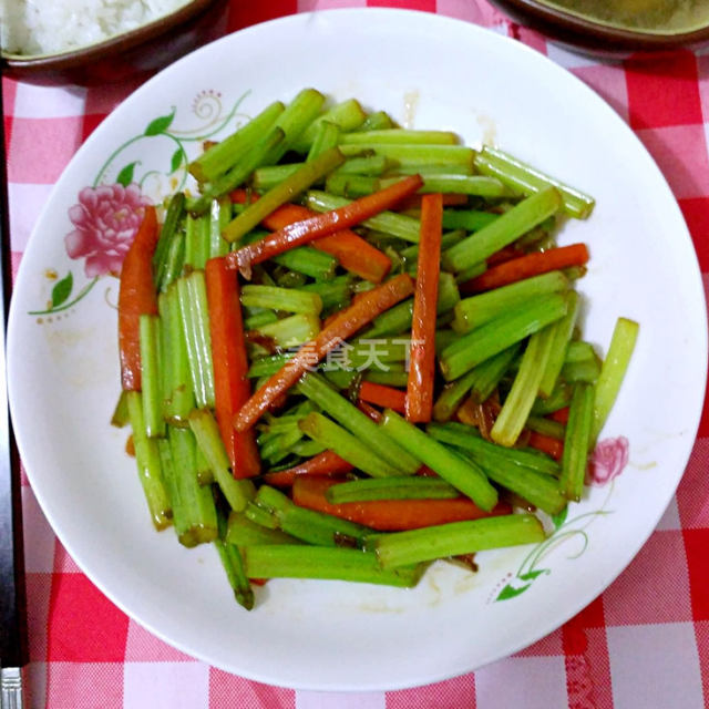 清炒芹菜胡萝卜,清脆爽口,下酒又下饭,十分钟就搞定