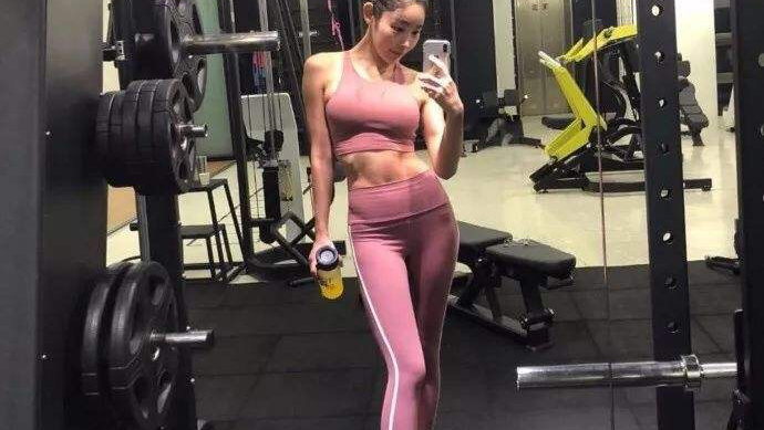 练出S形曲线之拉伸,训练后拉伸放松肌肉让效果翻倍