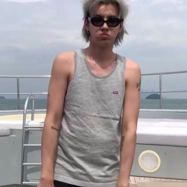 吴亦凡ins更新近照,一头银发凌乱又随意,粉丝:咱好歹p一下啊