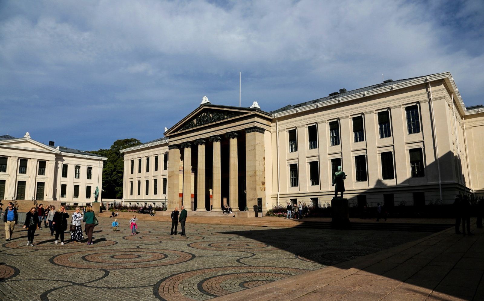 奥斯陆大学,位于奥斯陆市区,是挪威最著名的高等学府,历史悠久,这次是