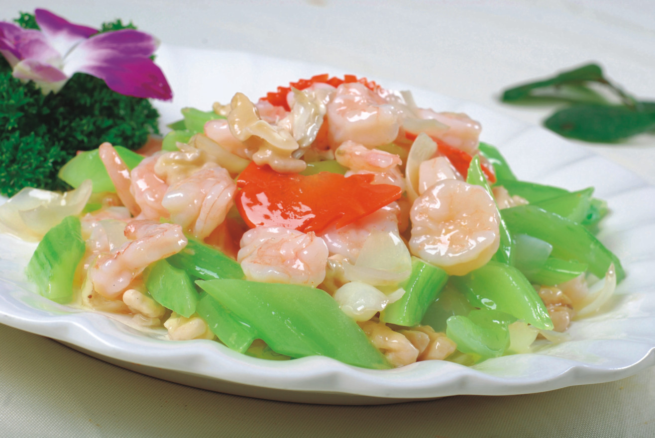 鲜桃仁滑虾球:材料为新鲜虾仁,核桃仁,黄瓜,做法为倒入核桃仁兜匀,盐