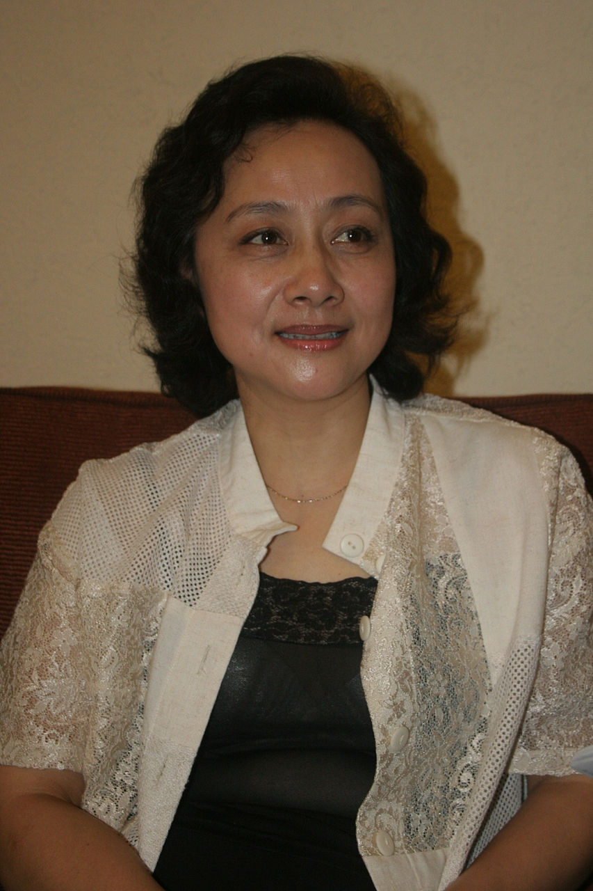 [衰]  廖学秋克制住自己的怒火,扯下两人身上的被子,愤然离开了家.