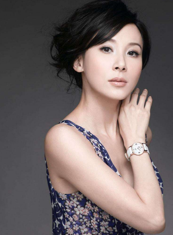 穿着这件礼服的她真是非常的稚嫩了,满屏的稚嫩啊,脸都可以掐出水来吧