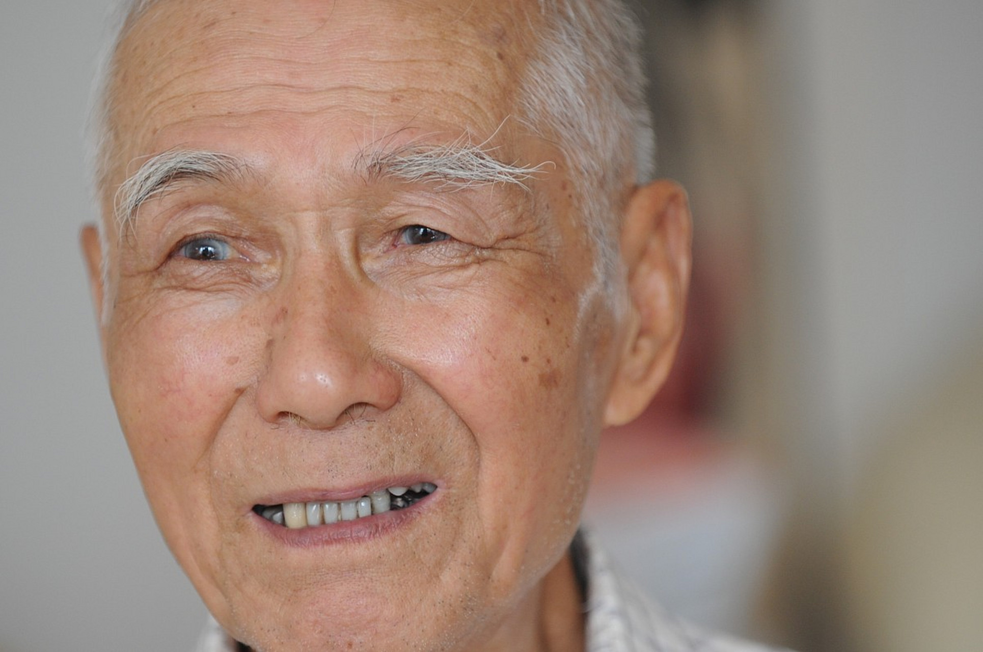 中老年男性的眉毛变长,是长寿的象征?