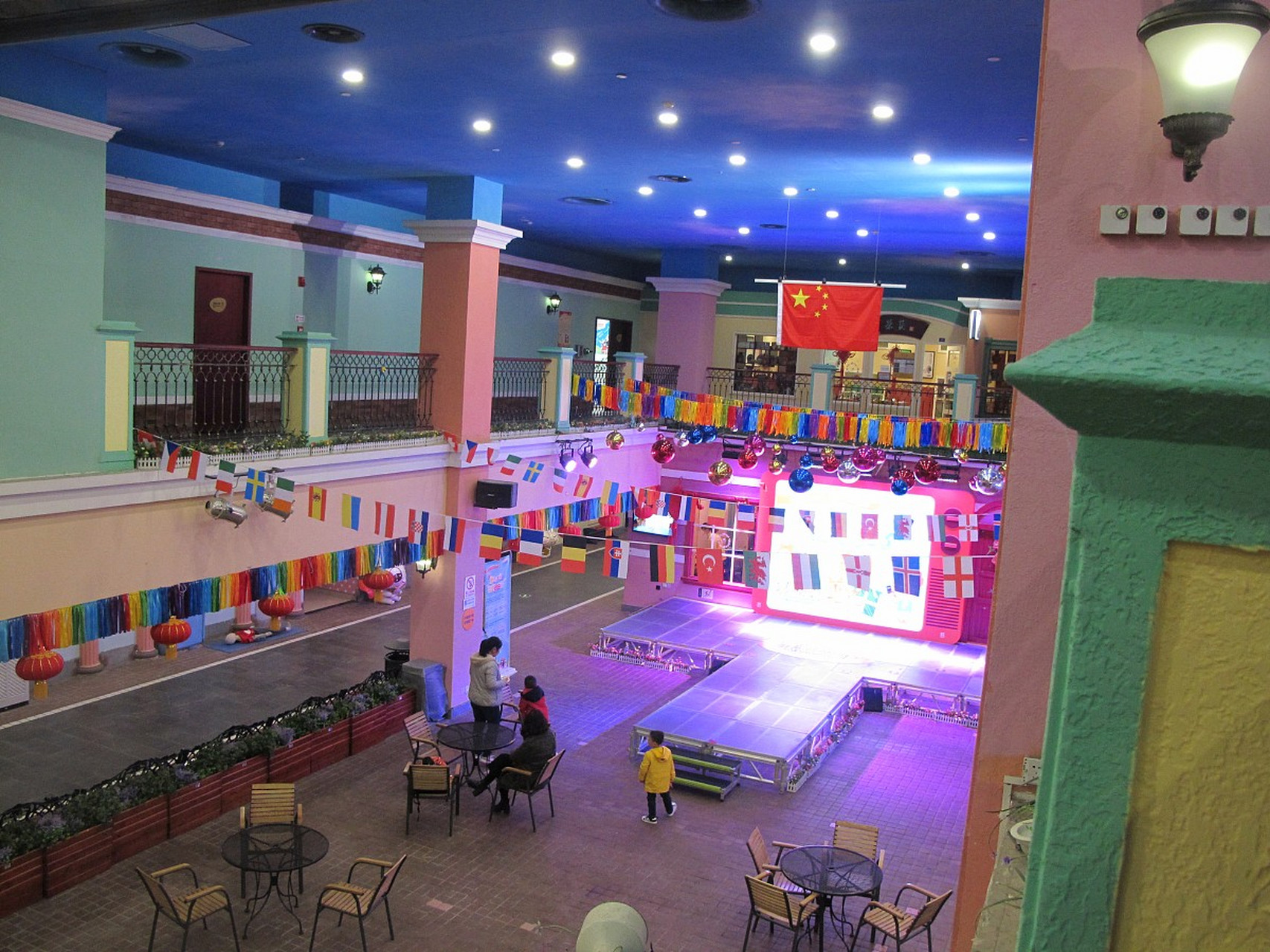 在成都温江区的星期8小镇,2008年首创儿童育乐新模式,成为儿童社会