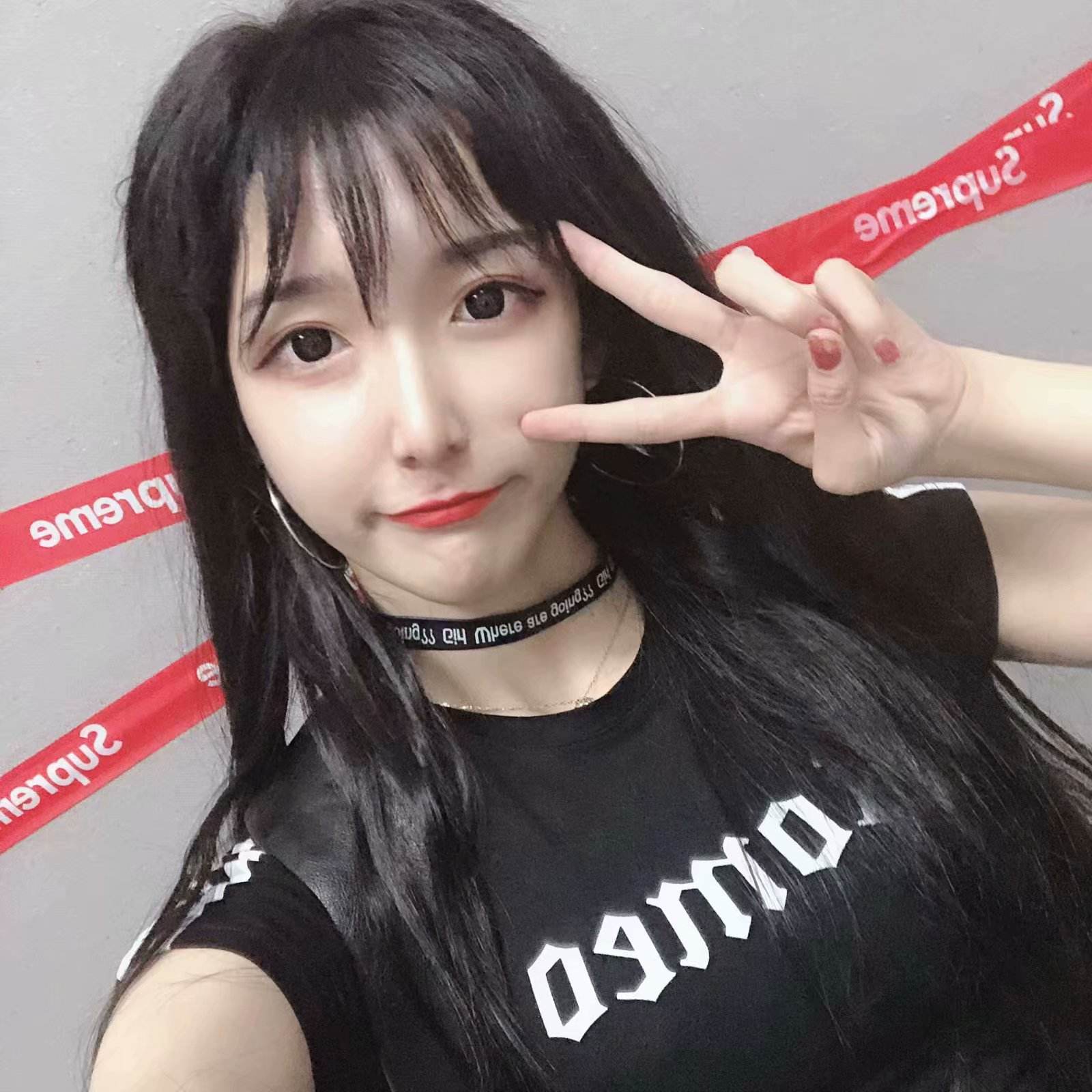 "女装大佬"艾比被问洗不洗袜子,回答暴露家境,太浪费了