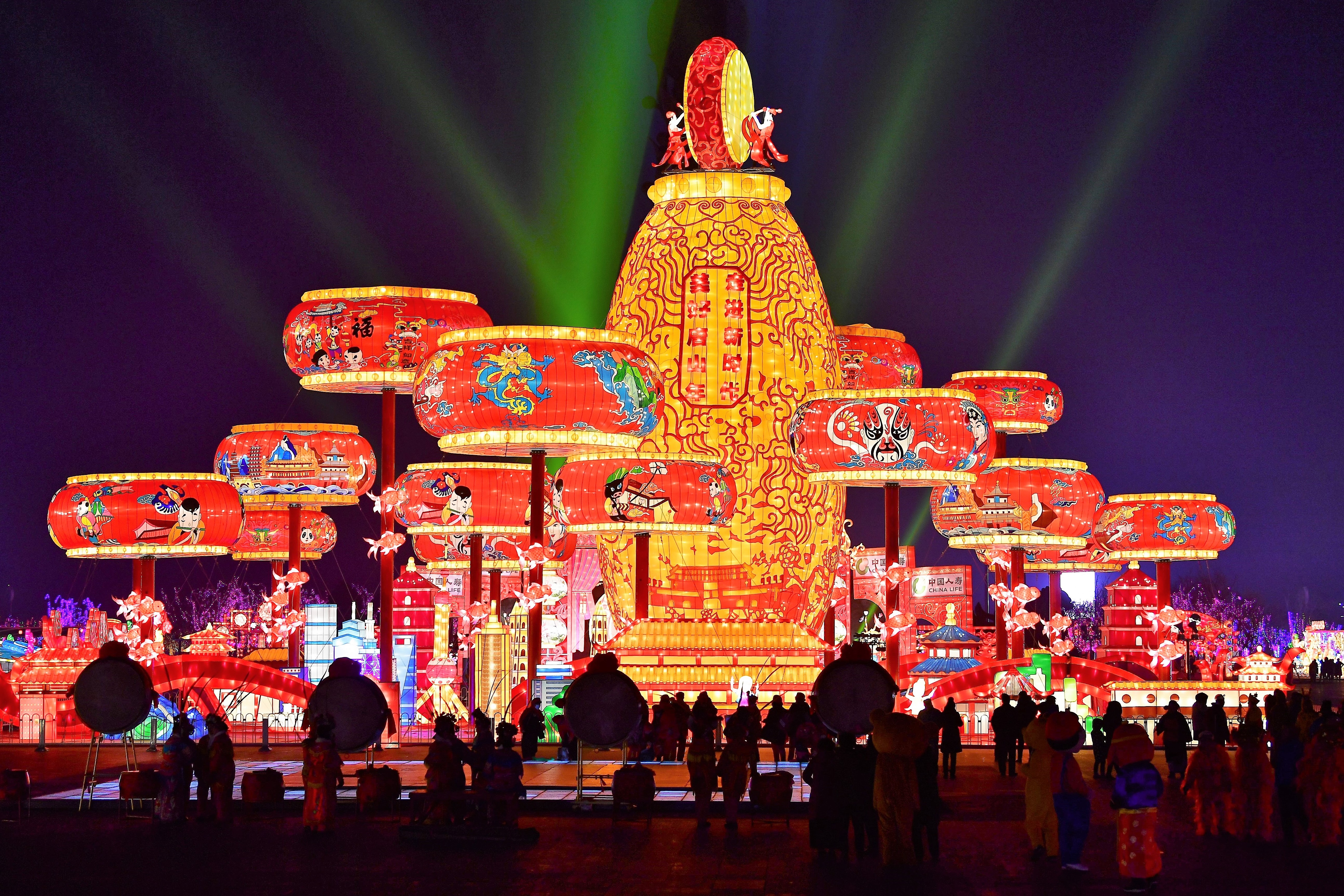 (社会)(1)缤纷灯会醉游人