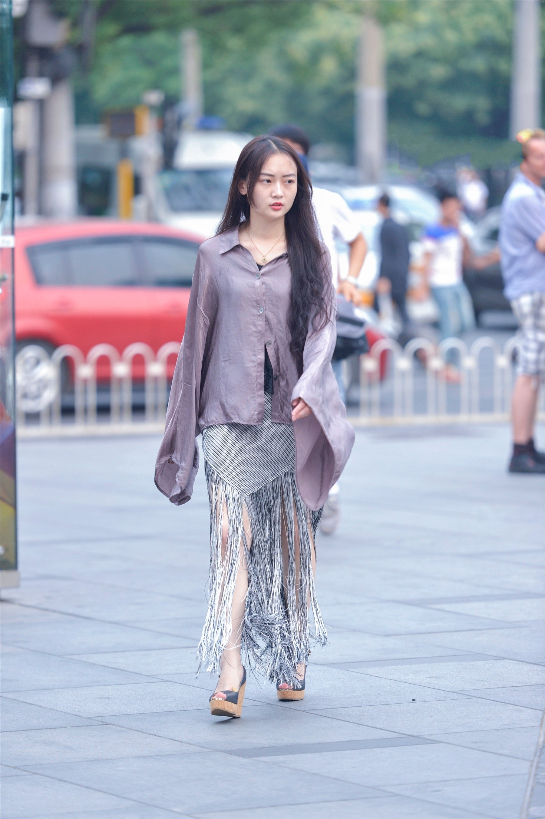 街拍:图一美女的流苏裙子竟然这么长,网友:走路不麻烦吗?