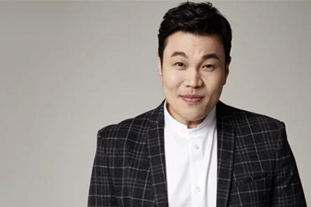 是成为演员,但由于演艺生活艰难,不得不从事经纪人工作的演员申承焕