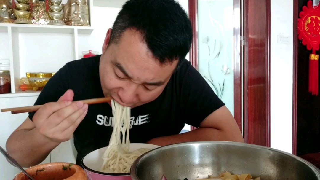 蒜汁十香菜捞面条,黄瓜洋葱豆腐皮凉拌菜,大脸小刘吃美了