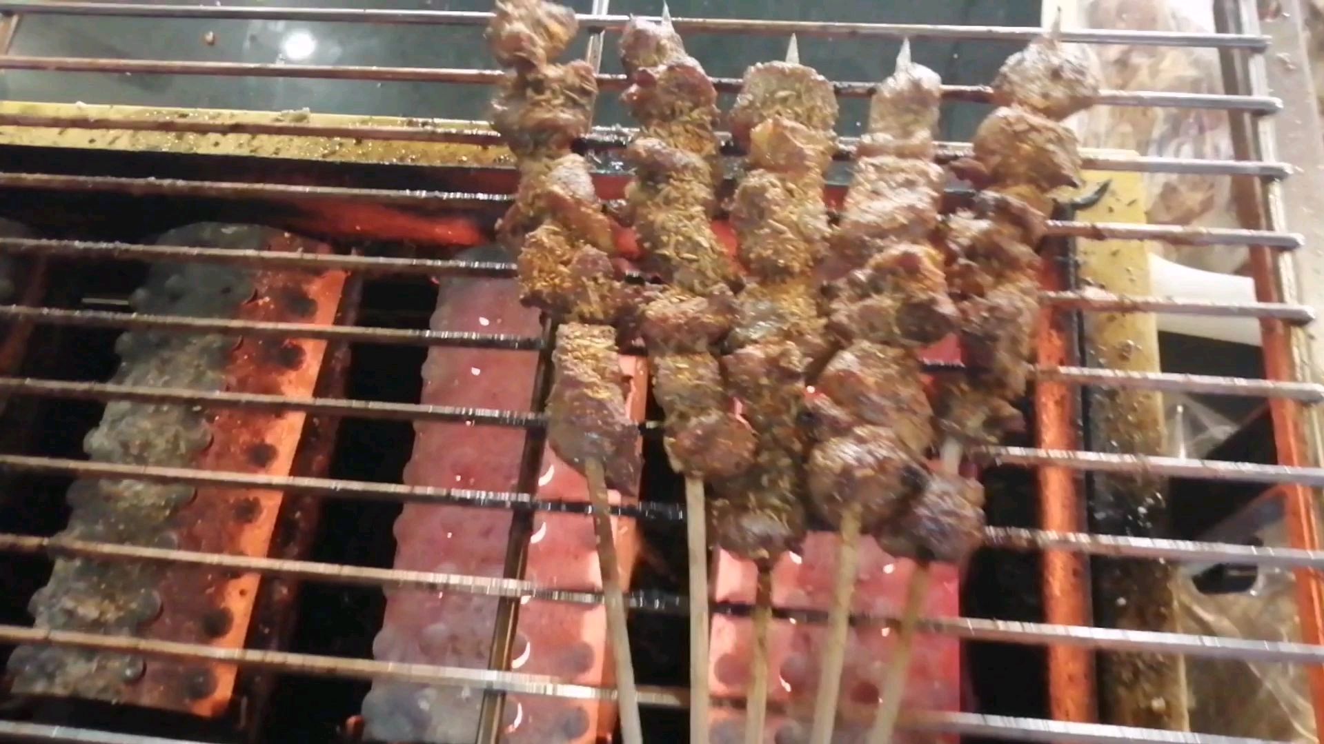 第一次见用这种炉子烤羊肉串,用着很方便,就是不知道好不好吃