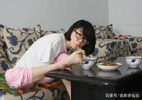 无臂女孩走红,怀孕14周用脚刷牙,网友:我还有什么资格不坚强?