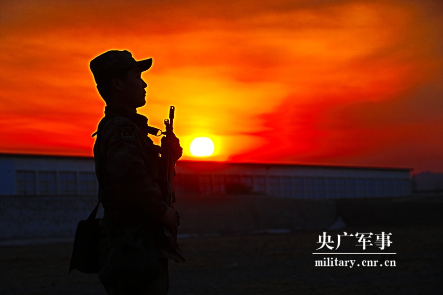 夕阳下站岗的军人图片图片