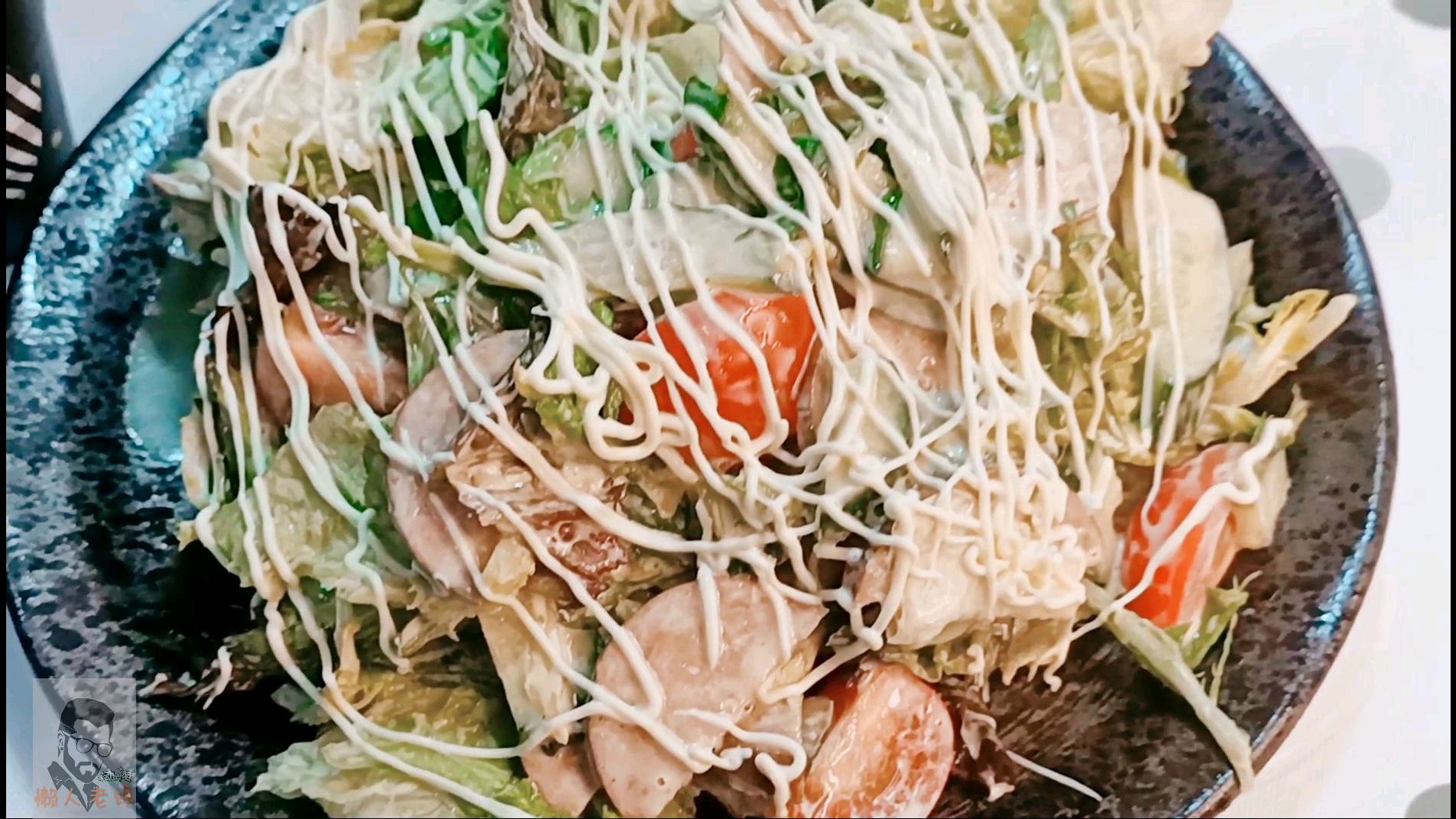 最近吃的太油腻,小哥弄个蔬菜沙拉简单吃一口!