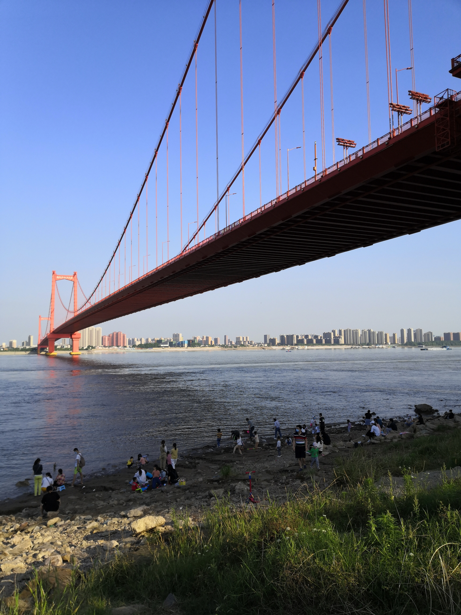 桥都大武汉的鹦鹉洲桥头文化广场