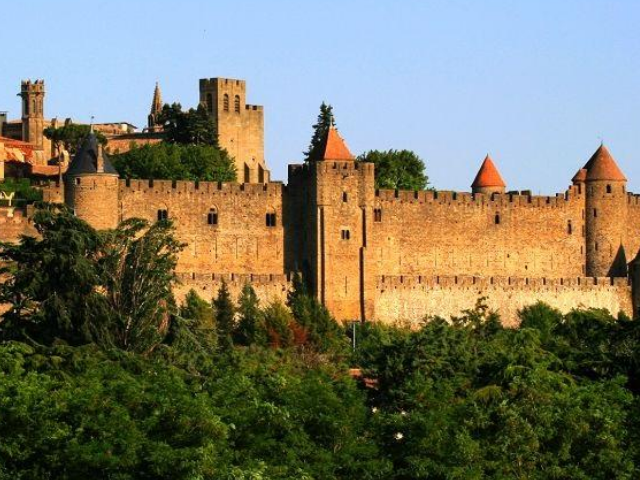 卡尔卡松城堡,不但是海上的军事要塞,还是防御工事