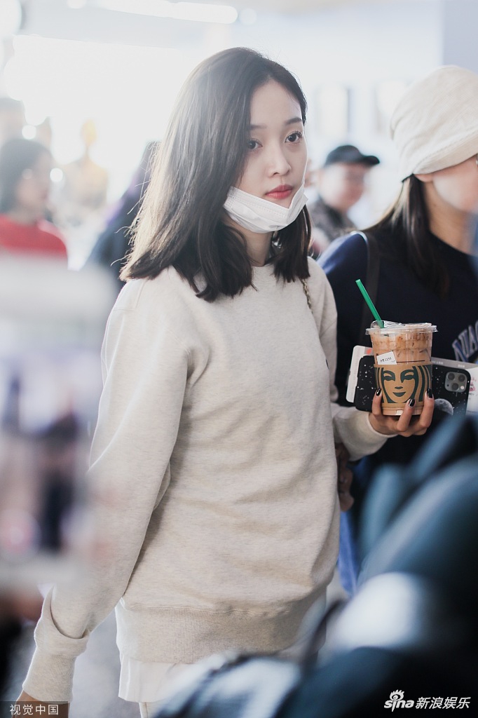 组图:吴宣仪穿羽毛鞋素颜现身机场 口罩遮面难掩白皙皮肤