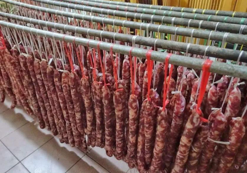 香肠挂满10米 阳台 ,四川乐山,扯淡八卦灌水唀天日白,年货香肠腊肠