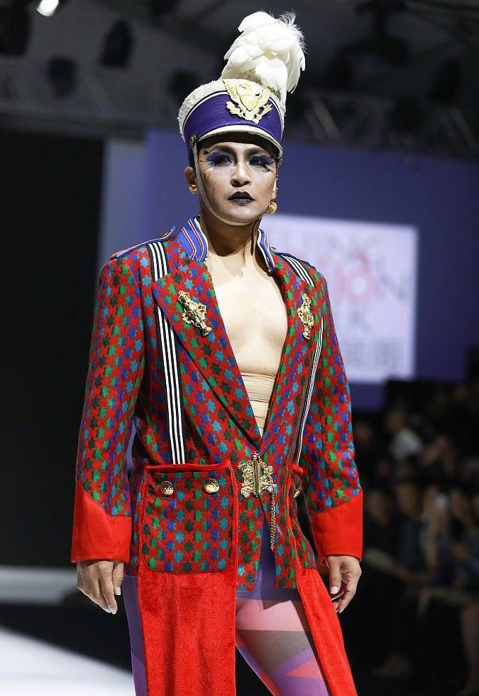 陈志朋穿塑料袋亮相,脚踩30厘米高跟鞋,怒怼网友:管得着吗