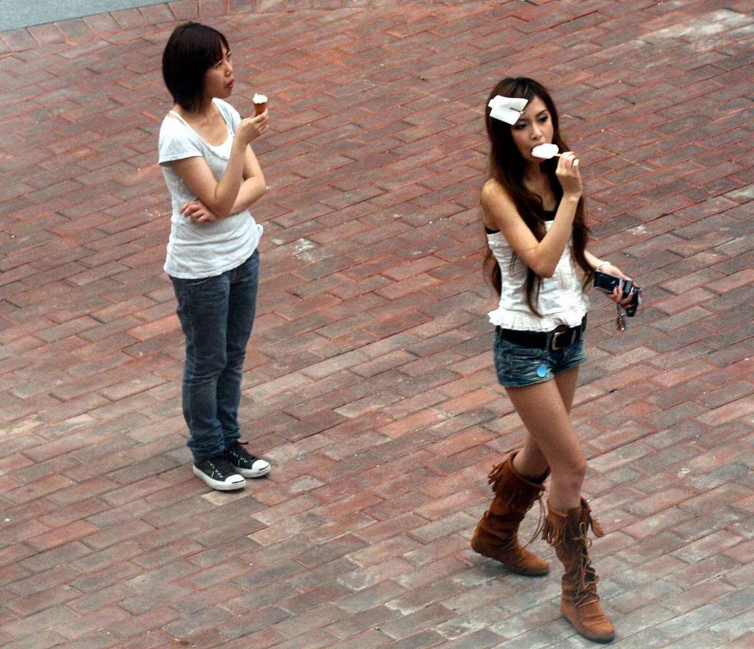 这些照片中,杨颖年轻时的外貌和气质都与现在大不相